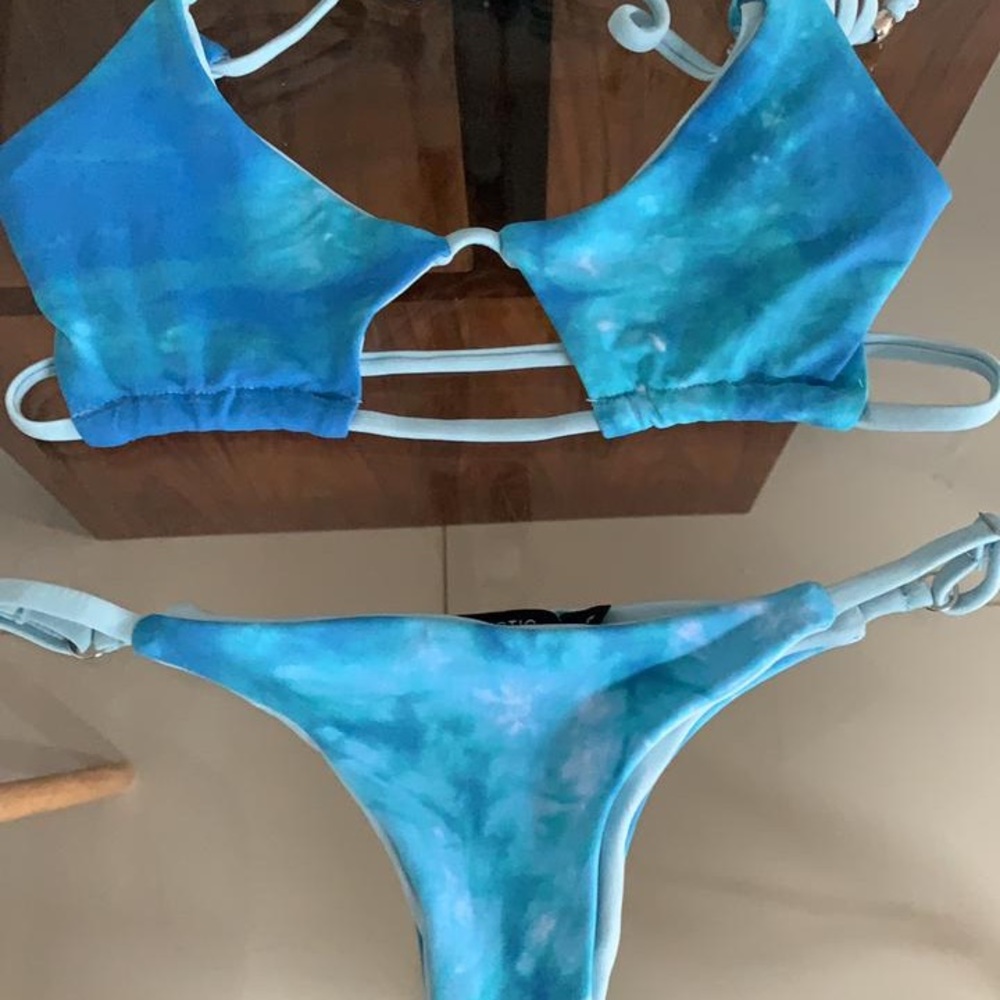 Bikini - Picture 2 of 4